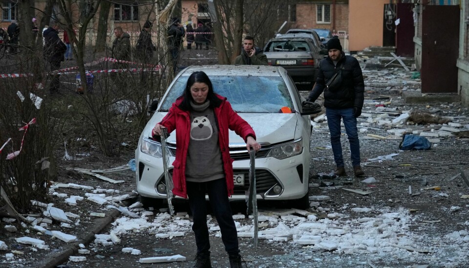Lokalbefolkningen i Kyiv ved en ødelagt bygning etter russernes missilangrep på byen nyttårsaften 2022. Lokalbefolkningen i Kyiv ved en ødelagt bygning i Kyiv etter russernes missilangrep på byen nyttårsaften 2022.