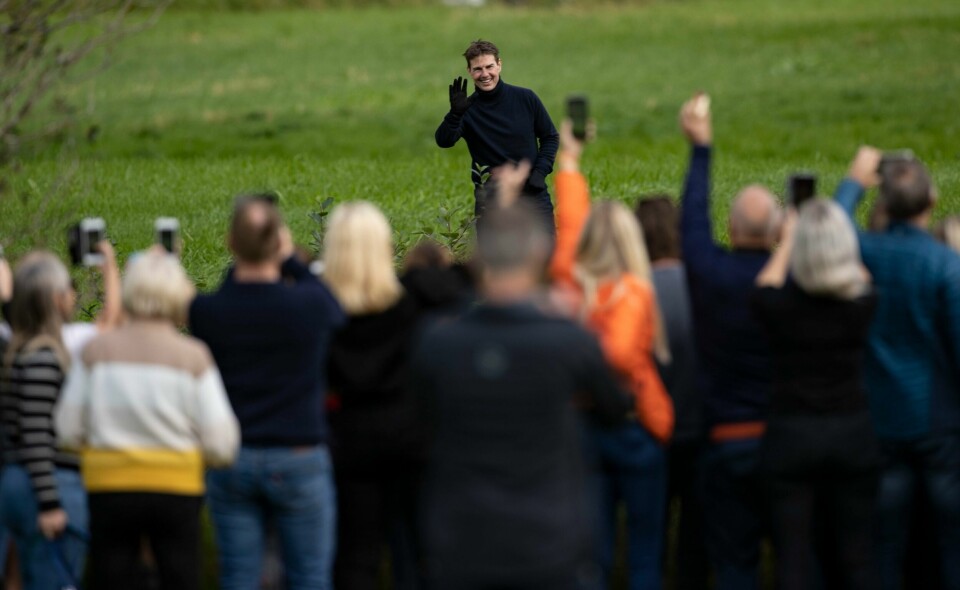 Tom Cruise vinket til fans som hadde møtt opp for å få et glimt av superstjernen i forbindelse med innspilling på Vestlandet i 2020.