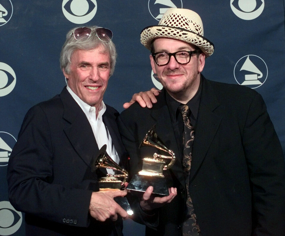 Burt Bacharach og Elvis Costello med Grammy-prisen de fikk sammen i 1999. Burt Bacharach og Elvis Costello med Grammy-prisen de fikk sammen i 1999.