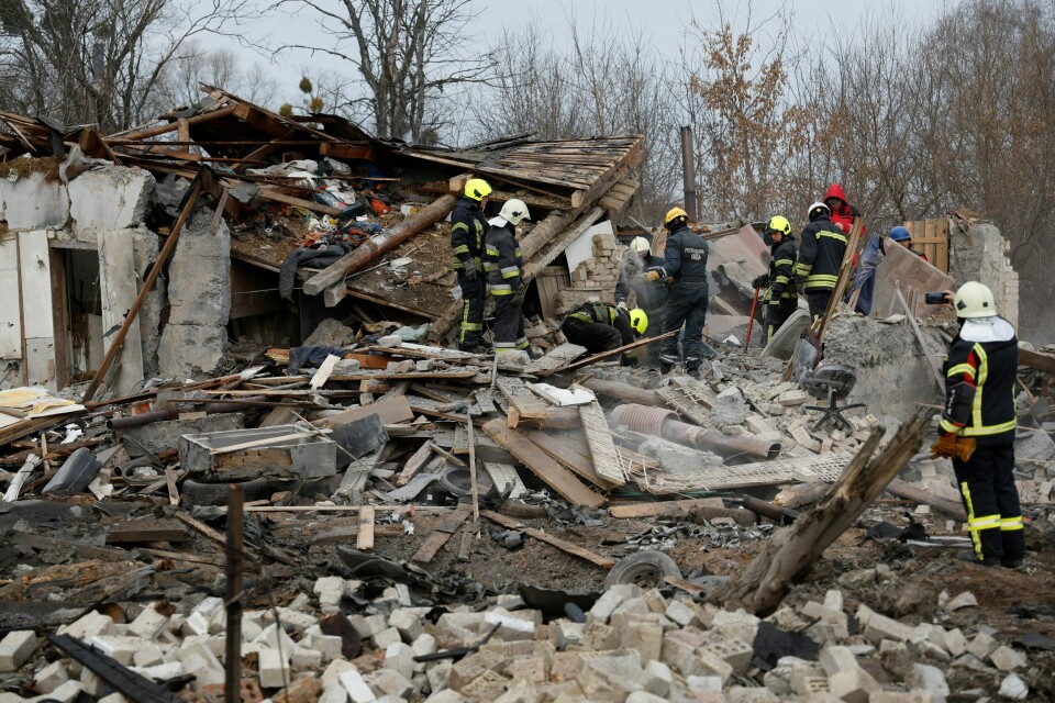 Ukrainske redningsarbeidere ved restene av et bolighus som ble smadret under et russisk missilangrep på Ukrainas hovedstad Kyiv. Verden trenger desperat en snarlig løsning i Ukraina, men vi får den ikke uten å se med ærlighet på våre bidrag til tragedien, mener Fredrik S. Heffermehl. Bildet viser redningsarbeidere ved restene av et bolighus som ble smadret under et russisk missilangrep på Kyiv torsdag.