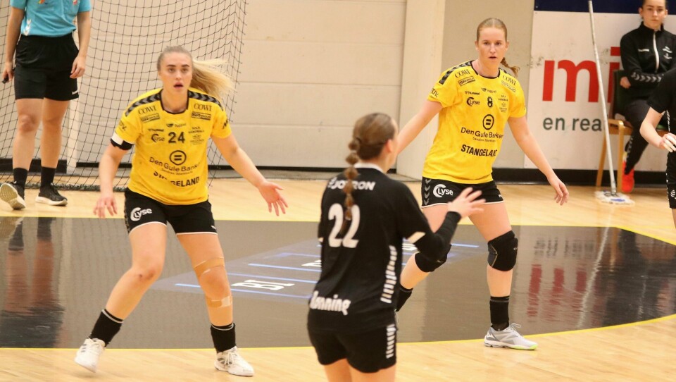 Martha Barka (t.v.) og Martine Wolff i midten av Solas forsvar. Martha Barka og Martine Wolff
