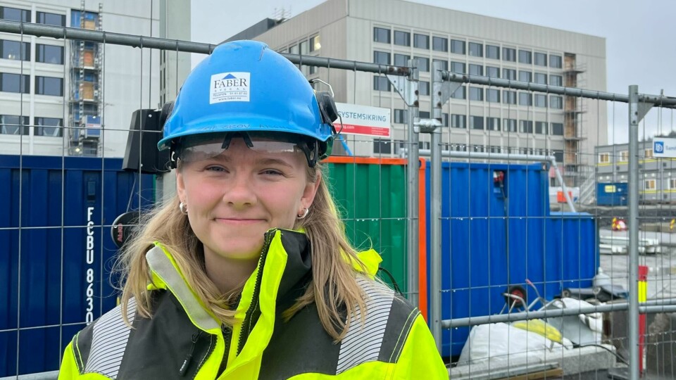 Tiril Skov Aksnes var ikke i tvil om at hun ville gå yrkesfag, men var innom flere ulike fagfelt før hun landet på tømrerfag. Det viktigste var at hun fikk jobbe kreativt. Hun var ikke i tvil om at hun ville gå yrkesfag, men var innom flere ulike fagfelt før hun landet på tømrerfag. Det viktigste var at hun fikk jobbe kreativt.