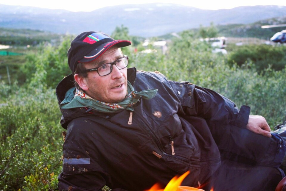 Nils Johan Kappfjell sier de i gjennomsnitt mister 60 prosent av kalvene til rovvilt. Nils Johan Kappfjell sier de i gjennomsnitt mister 60 prosent av kalvene til rovvilt.