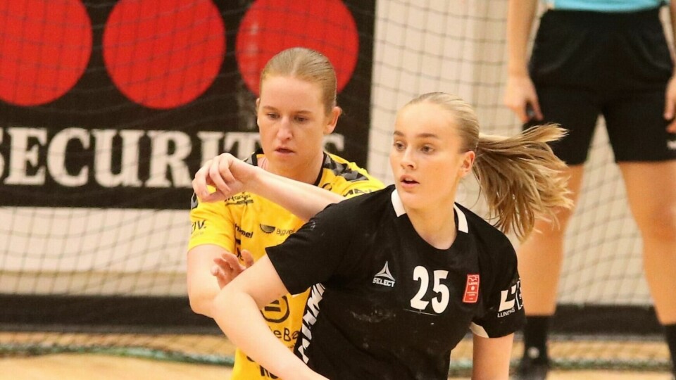 Sola-kaptein Martine Wolff (t.v.) i duell med Larviks Tiril Birgitte Rosenberg. Martine Wolff og Tiril Birgitte Rosenberg