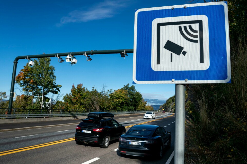 Biler passerer en bomstasjon på Mosseveien E18 inn mot Oslo. I løpet av mars ble det registrert 30,9 millioner bompasseringer i hovedstaden.