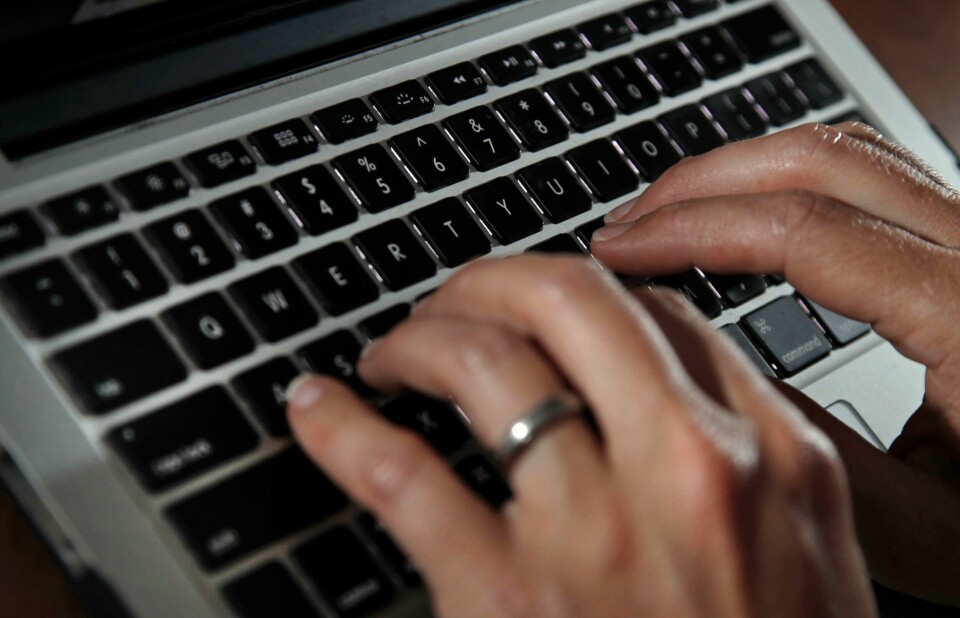 Illustrasjonsfoto. FILE- In this June 19, 2017, file photo, a person types on a laptop keyboard in North Andover, Mass. The availability of remote work has increased significantly in recent years, giving rise to the ability for telecommuters to buck travel norms. Remote work has blurred the line between business and personal travel, affording workers the flexibility to extend trips to fly on cheaper days. (AP Photo/Elise Amendola, File)
