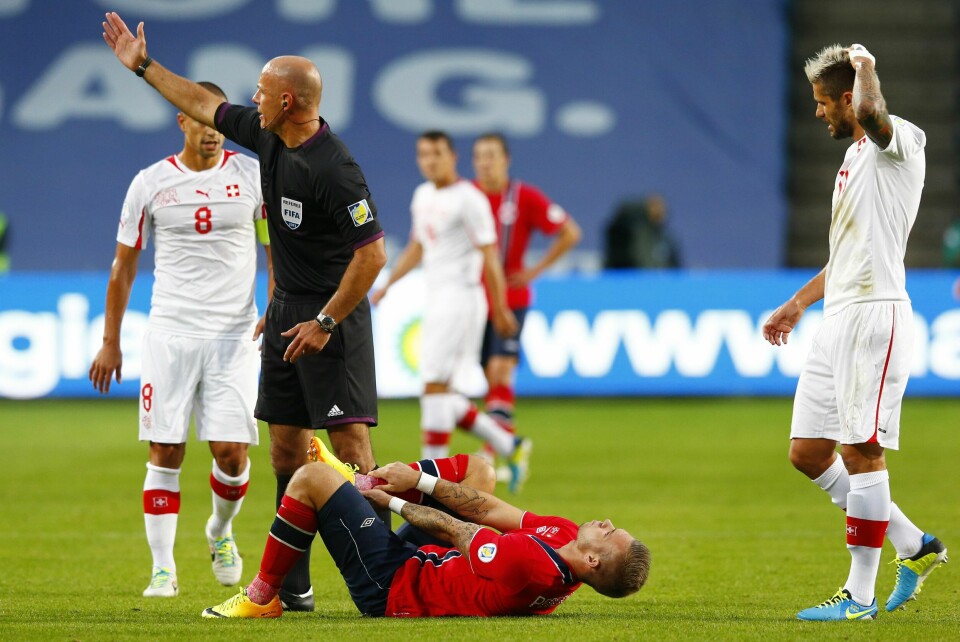 Dommersjef Howard Webb har kalt inn Premier League-dommerne som tabbet seg ut i helgen til et møte. Dommersjef Howard Webb (i sort) ønsker å rekruttere tidligere proffspillere til å bli dommere. Foto: Håkon Mosvold Larsen / NTB