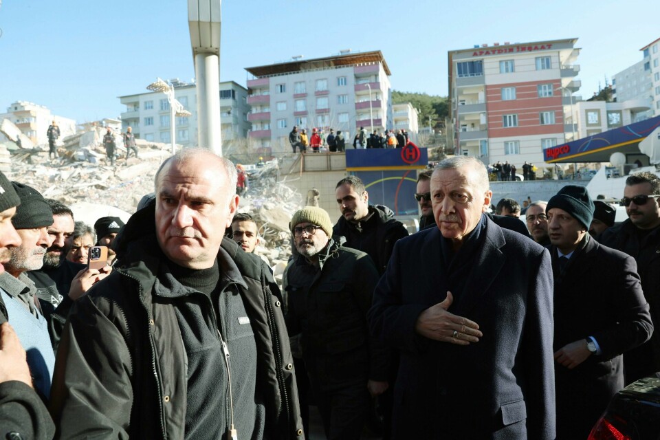 Tyrkias president Recep Tayyip Erdogan på besøk i sentrum i den jordskjelvrammede byen Kahramanmaras sør i Tyrkia 8 . februar. Det gjenstår å se hvilke politiske konsekvenser det svært dødelige jordskjelvet vil få for Erdogan. Tyrkias president Recep Tayyip Erdogan på besøk i sentrum i den jordskjelvrammede byen Kahramanmaras sør i Tyrkia 8 . februar. Det gjenstår å se hvilke politiske konsekvenser det svært dødelige jordskjelvet vil få for Erdogan.