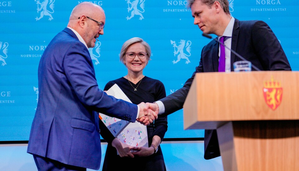 Helse- og omsorgsminister Ingvild Kjerkol og forsknings- og høyere utdanningsminister Ola Borten Moe mottar rapporten om behovene for personell og kompetanse i helse- og omsorgstjenesten fram mot 2040 av Helsepersonellkommisjonens leder Gunnar Bovim (t.v.). Løvemammaene er ikke imponert over innholdet. Helse- og omsorgsminister, Ingvild Kjerkol og forskings- og høgare utdanningsminister Ola Borten Moe mottar rapporten om behova for personell og kompetanse i helse- og omsorgstenesta fram mot 2040 av Helsepersonellkommisjonens leiar Gunnar Bovim, i Marmorhallen. Foto: Javad Parsa / NTB / NPK