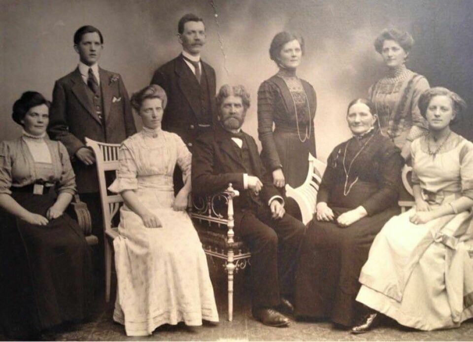 Mine tippoldeforeldre Knud og Marie med sju barn, ca 1910. Barna hadde flyttet ut når foreldrene flyttet fra Øvre Storgate til Grønland 7. Min oldemor står til høyre for sin far, og farmors tante Sigrid sitter helt ytterst til høyre i hvirt kjole. Strømsø sentrum