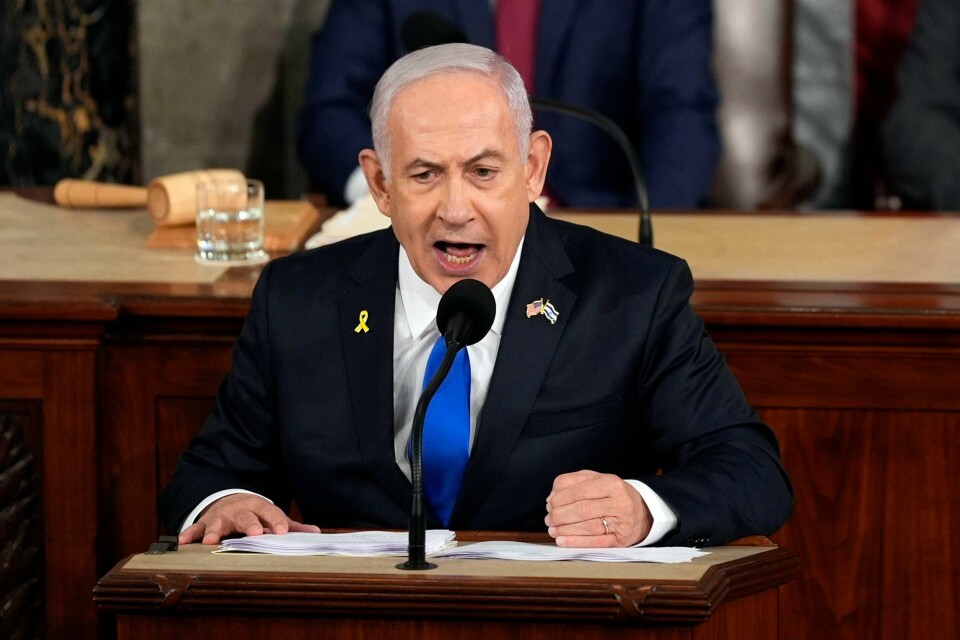 Israels statsminister Benjamin Netanyahu beskriver Hamas som obsternasig og mener de må presses hardere i forhandlingene. Her er han fotografert i Kongressen i Washington i juli. Israels statsminister Benjamin Netanyahu avviser å ha snakket med Donald Trump om en mulig våpenhvile i Gaza. Foto: Julia Nikhinson / AP / NTB