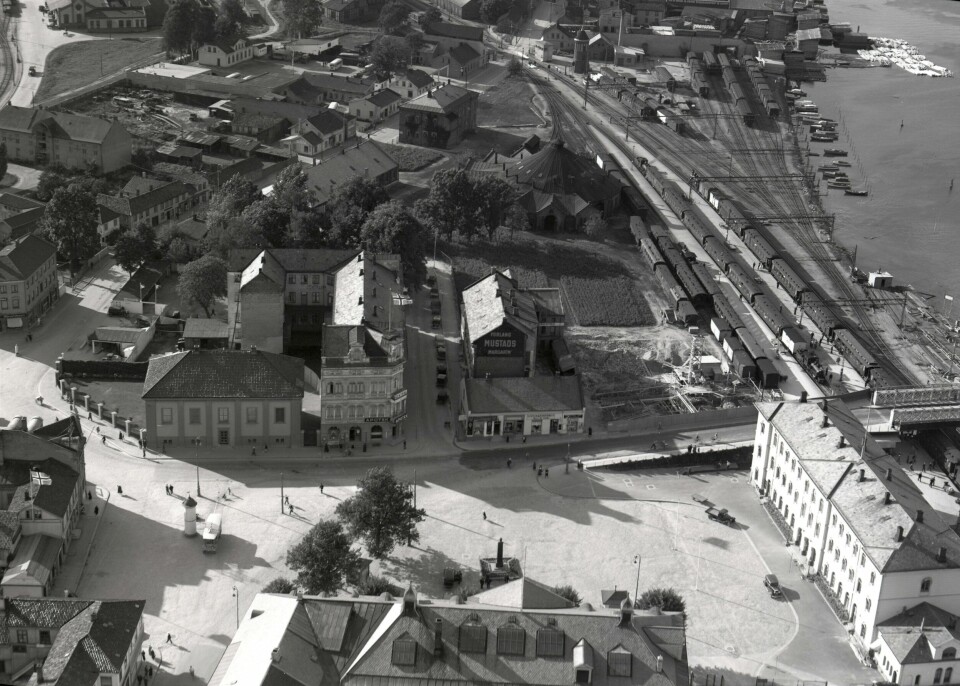 Strømsø torg, før andre verdenskrig. VI ser Norges bank, jernbanestasjonsbygningen, gamle Latinskolen og Central hotel. Grønland bukter seg oppover i venstre del av bildet, med mine tippoldeforeldres hus omtrent midt i husrekka. strømsø