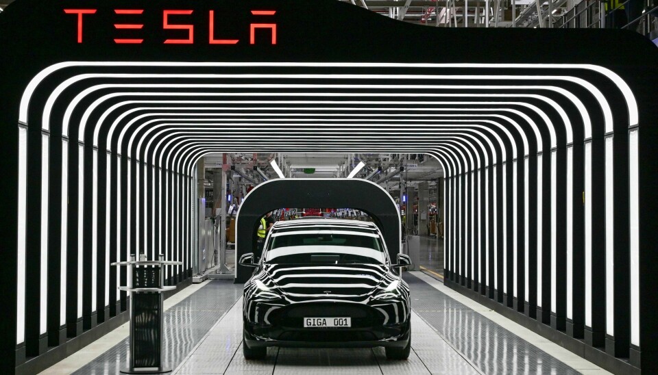 Da USA utvidet sitt skattefradrag til kjøp av elbiler, skulle Tesla Y i utgangspunktet ha blitt billigere, men de satte bare prisen opp tilsvarende, skriver Kjetil Staalesen. Da USA utvidet sitt skattefradrag til kjøp av elbiler, skulle Tesla Y i utgangspunktet ha blitt billigere, men de satte bare prisen opp tilsvarende, skriver Kjetil Staalesen.