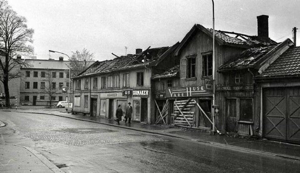 Grønland 5, 6 og 7 brant på slutten av 60-tallet og ble siden revet. I huset med gavl bodde min farmors besteforeldre for litt over 100 år siden. Min tippoldefar Knud døde der i 1919, og ble lagt inne i bakgården i bryggerhuset til likvogna med svarte hester kom for å hente ham. strømsø sentrum