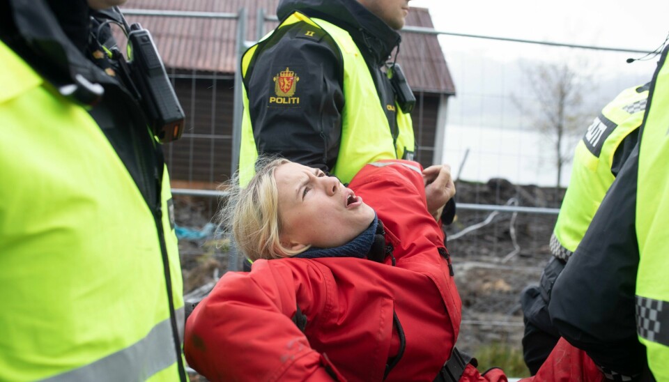 I fjor sommer ble aksjonister fra Natur og Ungdom fjernet av politiet ved Nordic Minings gruveprosjekt ved Førdefjorden. Her er det NU-leder Gina Gylver som pågripes av politiet. For andre dag på rad ble aksjonister fra Natur og Ungdom fjernet av politiet ved Nordic Minings gruveprosjekt ved Førdefjorden. På bildet blir Natur og Ungdoms leder Gina Gylver anholdt av politiet. Foto: Amanda Iversen Orlich / Natur og Ungdom / NTB