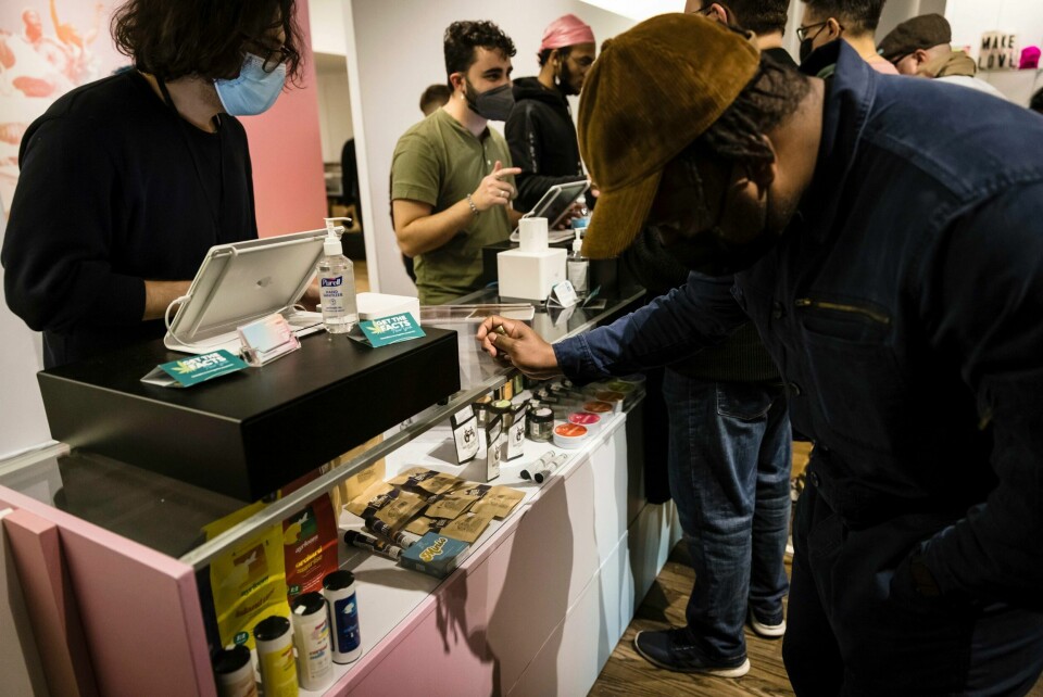 «Rydder du plass for en ny vare i butikkhyllene, øker salget. Det er kjent markedsteori», skriver Inger Lise Hansen. Bildet er fra åpningen av New Yorks første lovlige cannabisutsalg i desember 2022. A person looking at the cannabis products on display at Housing Works Cannabis Co., New York's first legal cannabis dispensary at 750 Broadway in Noho on Thursday, Dec. 29, 2022, in New York. Housing Works Cannabis Co. is a recipient of New York State's social equity license initiative and the first legal cannabis dispensary to open in the state. (AP Photo/Stefan Jeremiah)