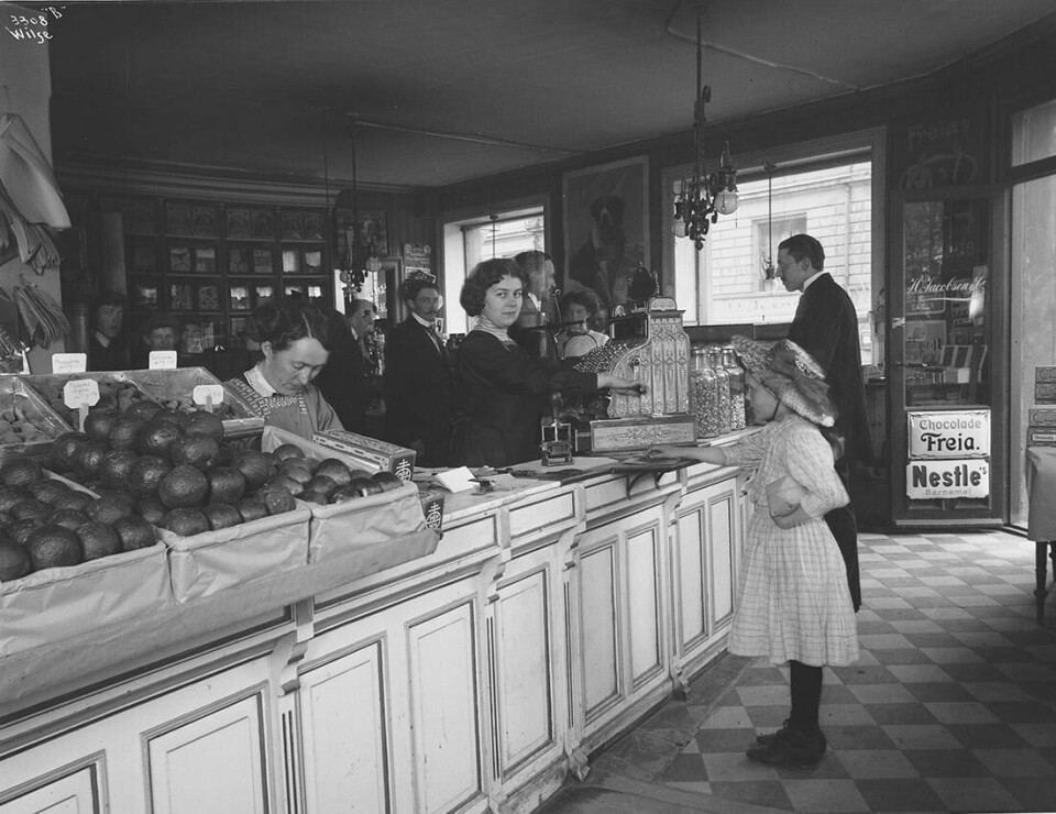 Butikkdame som handler med frukt og grønt på starten av 1900-tallet. Butikkdame som handler med frukt og grønt på starten av 1900-tallet.
