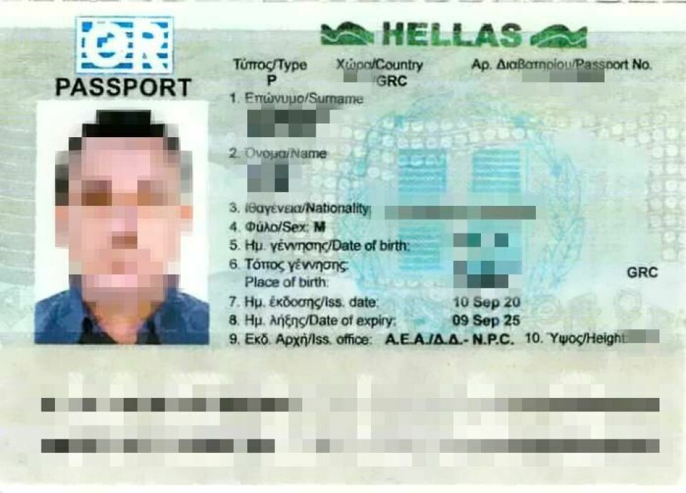 Dette var passet mannen forsøkte å lure grensevaktene med. Albansk mann tatt med falsk gresk pass da han skulle reise til London fra Flesland.