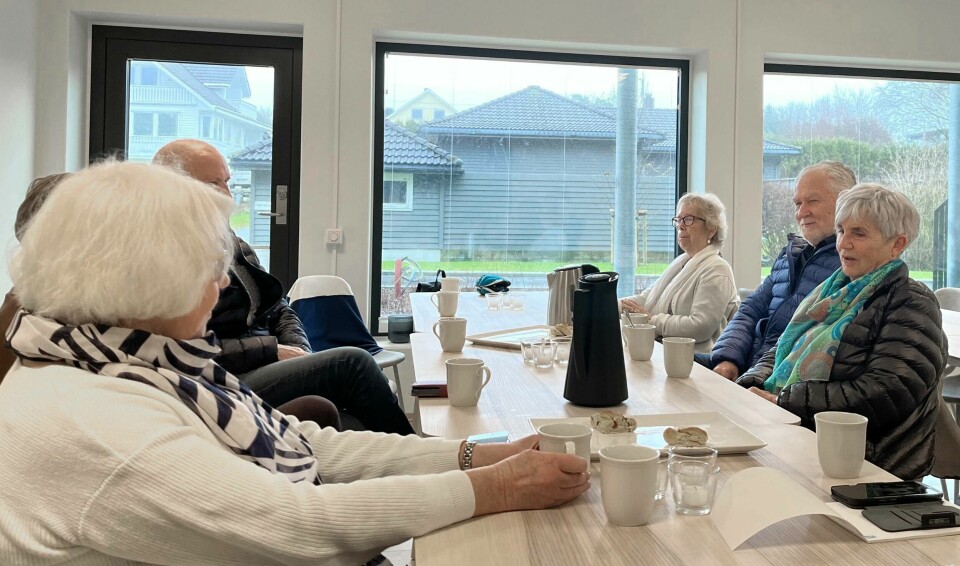 Bjørg Husebø (ved nederste høyre ende av bordet) gleder seg til hver tirsdag. Hun synes det er godt å slå av en prat med naboene over en kaffekopp. Bjørg Husebø (ved nederste høyre ende av bordet) gleder seg til hver tirsdag. Hun synes det er godt å slå av en prat med naboene over en kaffekopp.