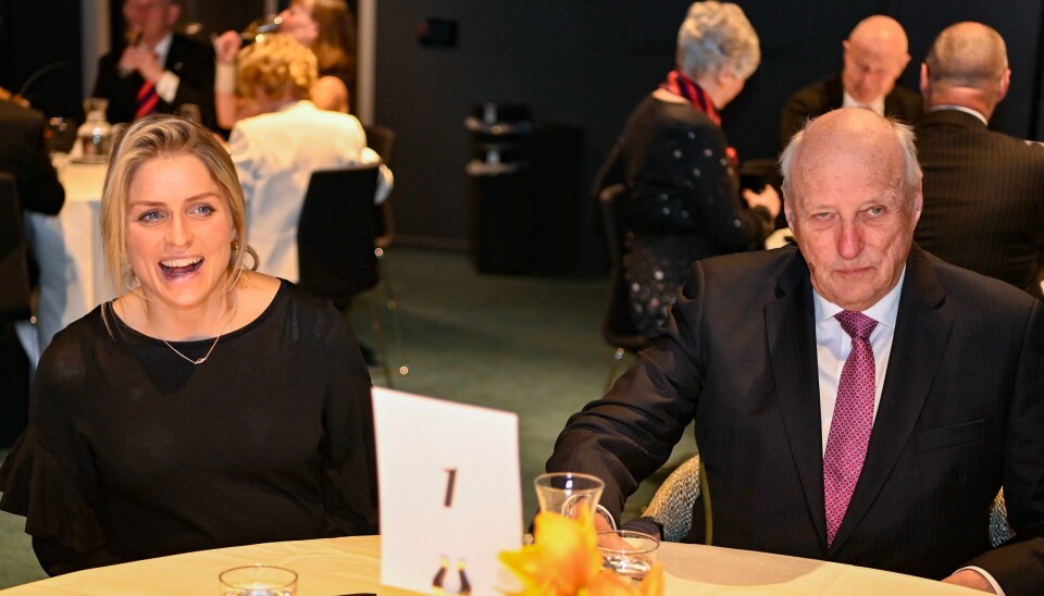 Therese Johaug sammen med kong Harald under arrangementet der nye medlemmer tas opp i Norsk Idretts Æresgalleri tirsdag. Therese Johaug sammen med kong Harald under arrangementet der nye medlemmer tas opp i Norsk Idretts Æresgalleri tirsdag. Foto: Annika Byrde / NTB