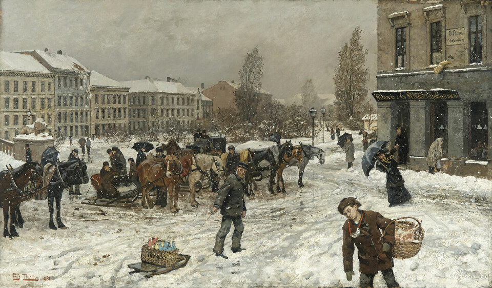 Utsnitt: En visergutt og to personer på handletur i vinterværet på Fritz Thaulows maleri Stortings plass fra 1881. Utsnitt: En visergutt og to personer på handletur i vinterværet på Fritz Thaulows maleri Stortings plass fra 1881.