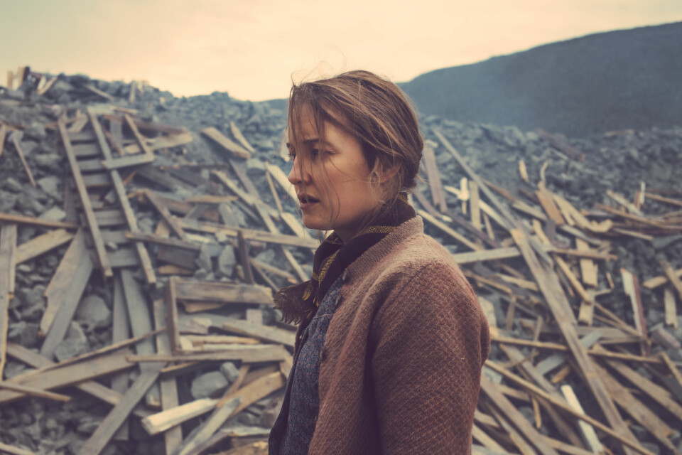 Ine Marie Willmann spiller Cecilia, som må vente hjemme på nytt om ektemannen Alfred under krigen i «Krigsseileren», som får den engelske tittelen «War Sailor». Ine Marie Wilmann spiller Cecilia, som må vente hjemme på nytt om ektemannen Alfred under krigen i «Krigsseileren», som får den engelske tittelen «War Sailor».