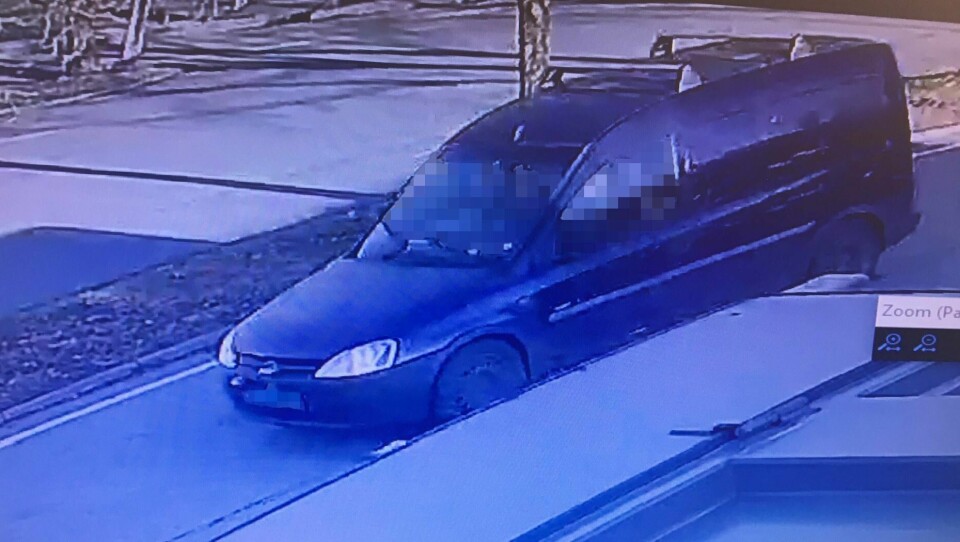 Dette bildet, hentet fra et overvåkingkamera ved Circle K Storebaug i Moss, viser bilen som politiet mener ble brukt under bortføringen. Dette bildet, hentet fra et overvåkingkamera ved Circle K Storebaug, viser bilen som politiet mener ble brukt under bortføringen.