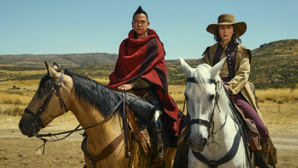 Hugo Blick lager alltid intenst stemningsfulle og visuelt lekre TV-serier. «The English« handler om lady Cornelia Locke (Emily Blunt) og eks-speider Eli Whip (Chaske Spencer) på vei over prærien, den ene på hevntokt, den andre på vei hjem. Serien er et av høydepunktene fra 2022. Hugo Blick lager alltid intenst stemningsfulle og visuelt lekre TV-serier I «The English» skildrer han l lady Cornelia Locke (Emily Blunt) og eks-speider Eli Whip (Chaske Spencer) på vei over prærien.
