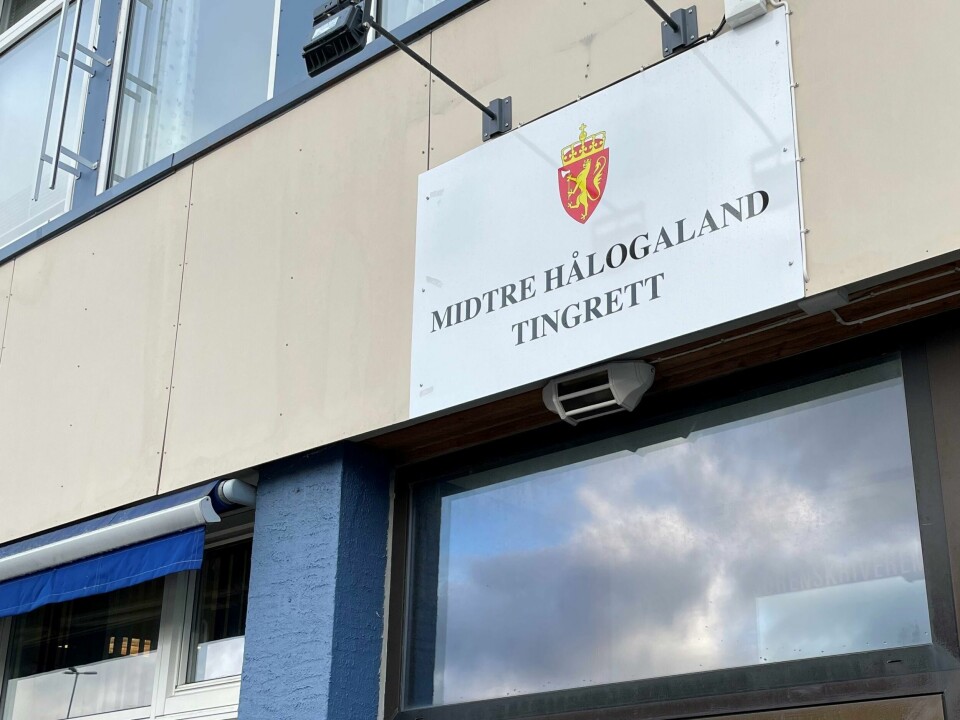 Midtre Hålogaland tingrett behandler saken om mannen som installerte rullerende bilskilt for å slippe unna bompenger. Midtre Hålogaland tingrettSortlandVesterålen
