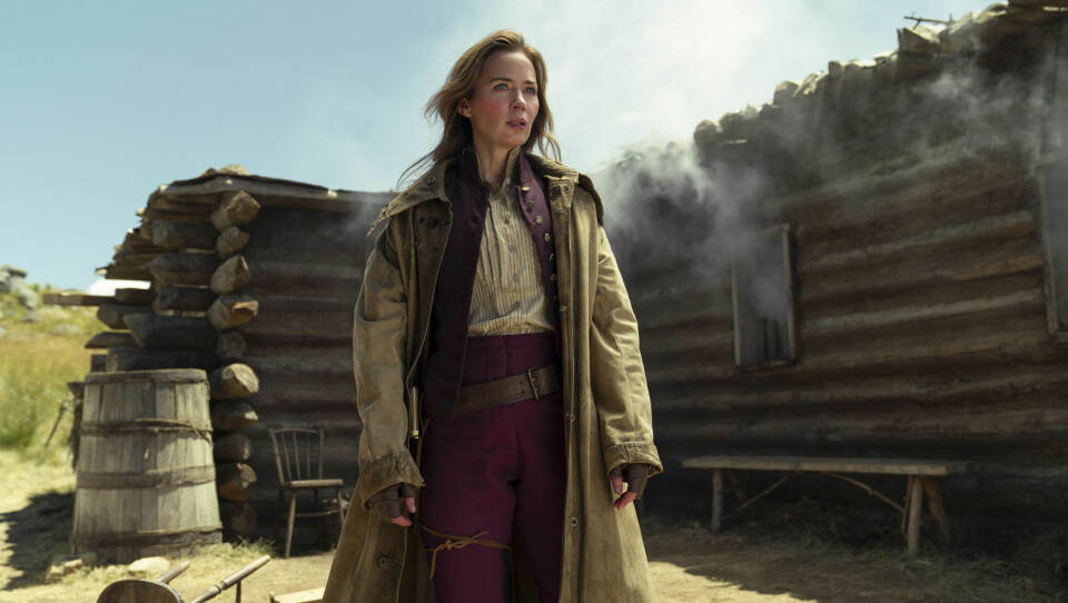 Lady Cornelia Locke (Emily Blunt) får et ublidt møte med Det Ville Vesten i «The English», og hun var ikke i spesielt godt humør fra før heller. – Hun er definitivt ikke den vanlige jomfruen i nød, bundet til et tre. Det var det jeg likte ved henne, sier Blunt om rollekarakteren hun gjør sin debut med i en westernfilm, strømmeserien «The English». Foto: Diego Lopez Calvin / Prime Video