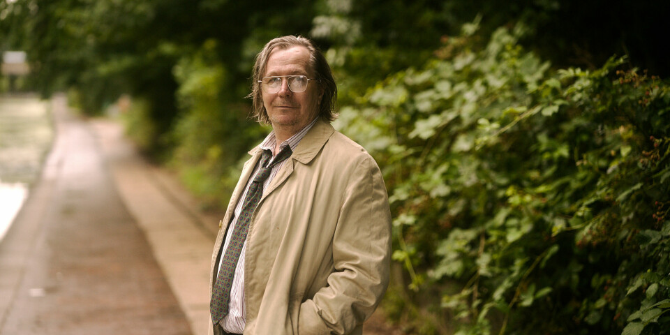 Gary Oldman spiller en forsoffen og noe oppblåst sjef for fallerte MI5-ansatte i London, han er like uhøflig som han er uflidd. Det er så langt kommet to sesonger av av «Slow Horses», den mest underholdende spionserien laget på en stund. Gary Oldman spiller en oppblåst sjef for fallerte MI5-spioner i London, og her er det ikke holdningen hans det er snakk om.