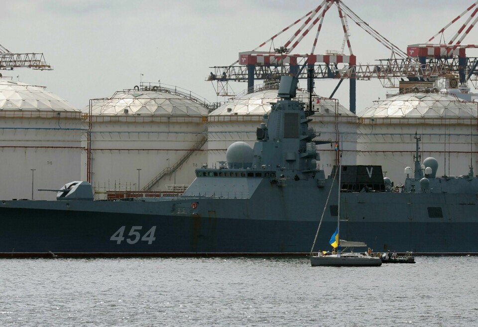 Folk demonstrerer på en yacht ved siden av den russiske fregatten Admiral Gorsjkov ved kaia i Cape Town. Sør-Afrika, Russland og Kina startet en felles marineøvelse fredag. Folk demonstrerer på en yacht ved siden av den russiske fregatten Admiral Gorsjkov ved kaia i Cape Town. Sør-Afrika, Russland og Kina startet en felles marineøvelse fredag. Foto: Nardus Engelbrecht / AP / NTB