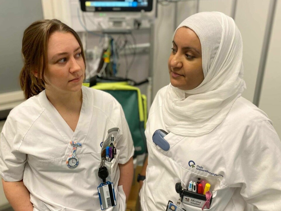 «Vi har arbeidsforhold som strider mot arbeidsmiljøloven på døgnkontinuerlig basis», skriver Vilde Sofie Steen og Mona Al-genaee. Vilde Sofie Steen (tillitsvalgt) og Mona Al-genaee (verneombud), sykepleiere på seksjon for hjerneslag ved Oslo Universitetssykehus.