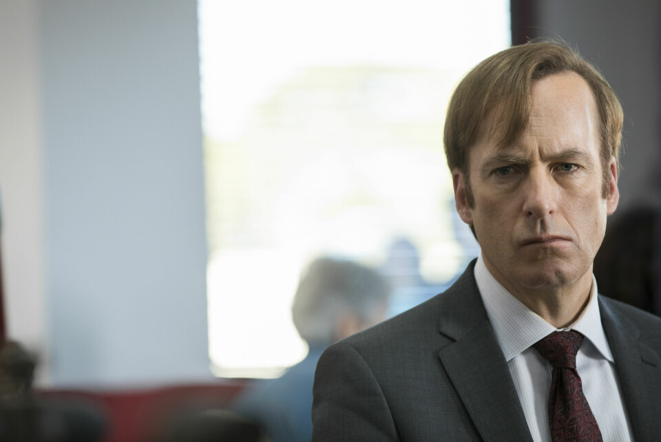Oppfølgeren til «Breaking Bad» er omtalt som en bedre dramaserie enn opphavet. Bob Odenkirk er uansett veldig god i rollen som Jimmy McGill/Saul Goodman. Oppfølgeren til «Breaking Bad» er omtalt som en bedre dramaserie enn opphavet. Bob Odenkirk er uansett veldig god i rollen som Jimmy McGill/Saul Goodman.
