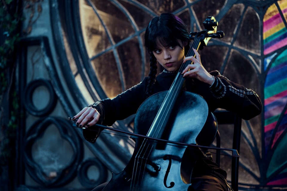 Jenna Ortega er fullstendig overbevisende som Wednesday Addams, jenta fra den mest morbide familien på TV. Hun blir ikke spesielt glad over å havne på skolen foreldrene henne en gang gikk. Men at det begynner å dø folk der, det hjelper litt. Jenna Ortega er stor i rollen som Wednesday Addams, jenta fra den morbide familien som ikke blir spesielt glad når hun blir sendt til skolen der foreldrene henne en gang gikk. Men at det begynner å dø folk der, det hjelper litt.