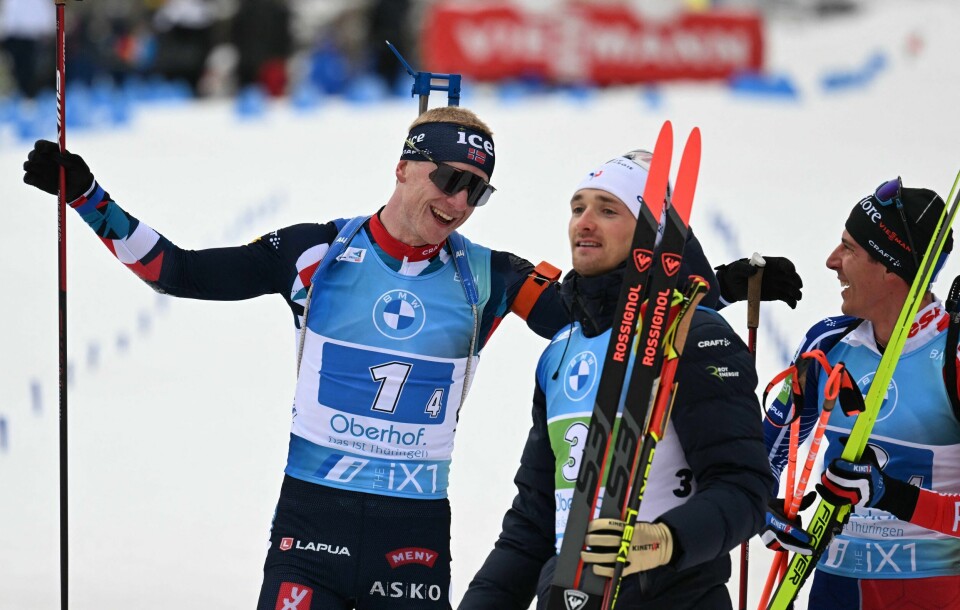 Johannes Thingnes Bø gratulerer Frankrike med gullet i det han kommer i mål. Johannes Thingnes Bø gratulerer Frankrike med gullet i det han kommer i mål.
