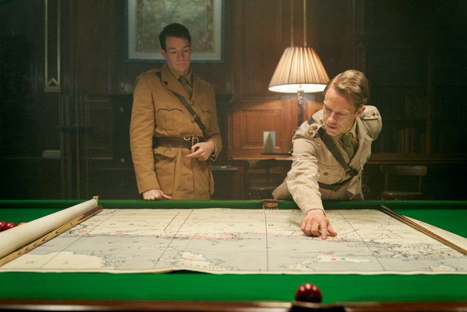 «Rogue Heroes», serie fra BBC og «Peaky Blinders»-folket. Dette er en actionfylt og underholdende krigsfortelling om de første spesialsoldatene i den britiske hær. I spissen sto blant annet David Stirling (Connor Swindells) and Jock Lewes (Alfie Allen). At filmen er musikklagt med gamle heavy-låter, gir serien en moderne touch. «Rogue Heroes», den nye serien fra BBC folka bak «Peaky Blinders» er en actionfylt og underholdende krigsfortelling om de første spesialsoldatene i den britiske hær. I spissen sto blant annet David Stirling (Connor Swindells) and Jock Lewes (Alfie Allen).