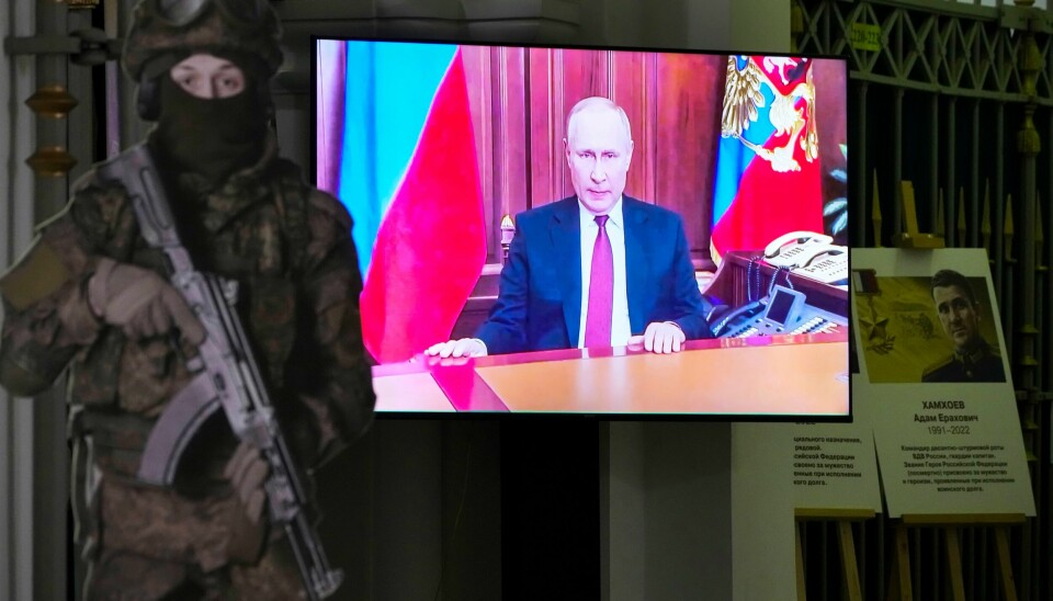 Vladimir Putins TV-sendte tale ble holdt tre dager før årsdagen for invasjonen av Ukraina. På artillerimuseet i St. Petersburg vises en video av presidentens kunngjøring av starten på det han konsekvent har omtalt som en militær spesialoperasjon. TV-skjermen viser president Vladimir Putin idet han kunngjør begynnelsen på «militæroperasjonen» i Ukraina i februar 2022. Bildet er tatt på Artillerimuseet i St. Petersburg mandag denne uken. Foto: Dmitrij Lovetskij / AP / NTB