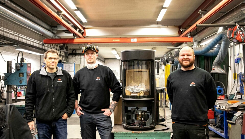 Vedovnen blir stadig mer avansert, noe blant andre folkene på produktutvikling hos Jøtul sørger for. F.v.: Kjell Vidar Solaas, produktutvikling, Bjørn Harald Bjørnli, FLT-leder hos Jøtul og Thomas Johannesen, produktutvikling. Jøtul, Fredrikstad