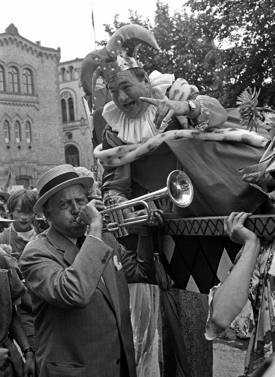 Det ble en våt start på åpningen av karneval i Oslo, men regnet la ingen demper på stemningen. Ordfører Albert Nordengen (tv) tester lyden i karnevalkongen Klas Solbergs trompet i opptoget. Ordfører Albert Nordengen (tv) tester lyden i karnevalkongen Klas Solbergs trompet i opptoget.