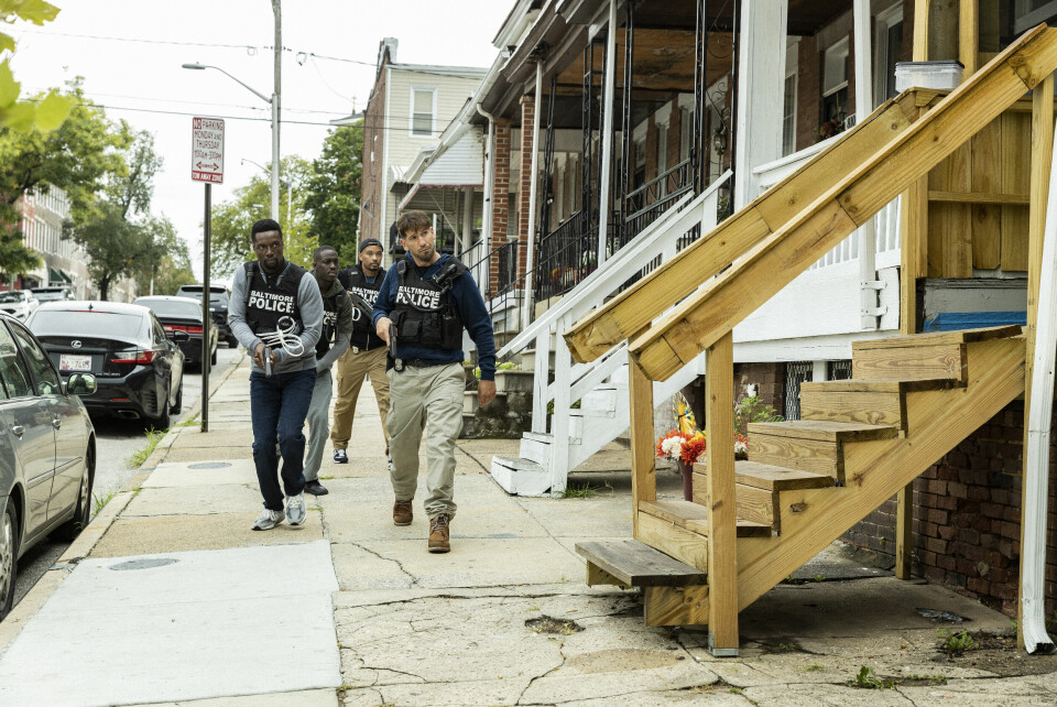 Baltimore-politi i aksjon, men ikke nødvendigvis i allmennhetens interesse, i «We Own This City». Baltimore-politi i aksjon, men ikke nødvendigvis i allmennhetens interesse, i «We Own This City».