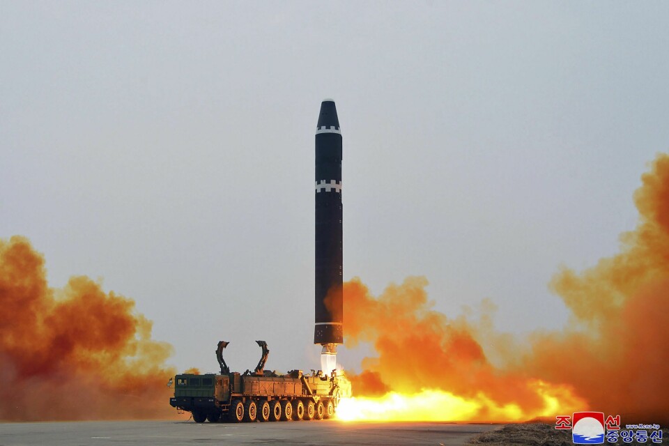 Dette bildet fra nordkoreanske myndigheter viser angivelig oppskytingen av den interkontinentale raketten Hwasong-15 lørdag. Rakettoppskytingen skjedde angivelig på kort varsel, og var ment å demonstrere Nord-Koreas evne til å gjennomføre raske, dødelige atommotangrep, heter det i statlige medier. Dette bildet fra nordkoreanske myndigheter viser angivelig oppskytingen av den interkontinentale raketten Hwasong-15 lørdag. Rakettoppskytingen skjedde angivelig på kort varsel, og var ment å demonstrere Nord-Koreas evne til å gjennomføre raske, dødelige atommotangrep, heter det i statlige medier. Foto: Korean Central News Agency / Korea News Service via AP / NTB