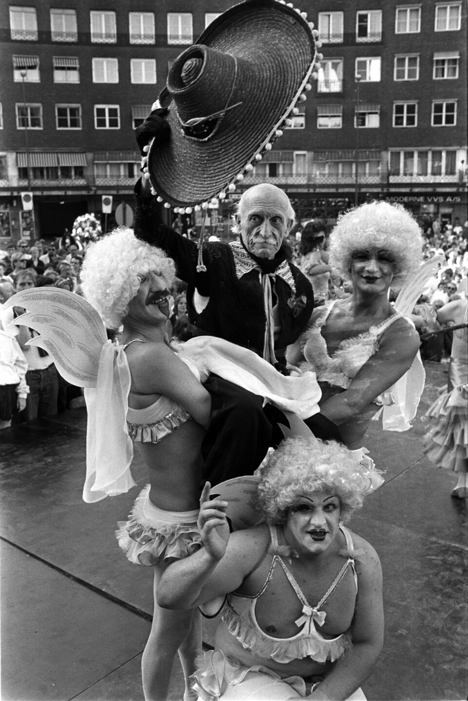 Avokat og byorginal Peder Hermansen sto for den offisielle åpningen av årets karneval i Oslo. Her er Hermansen i flott kostyme sammen med tre damer, også i kostymer. Fra karnevalet i 1985Fullt navn: Peder Gunvold Hermansen Peder Hermansen omringet av tre menn utkledd som engler.