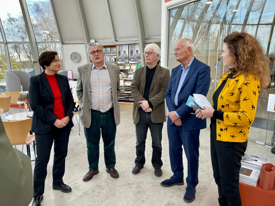 Administrerende direktør i MUST Siri Aavitsland, Arve Opdahl, styreleder i MUST Sverre Uhlving, Trond Mohn og avdelingsdirektør for kunst Hanne Beate Ueland på Stavanger kunstmuseum da Mohns samling ble overlevert til Stavanger kunstmuseum i desember 2022. Administrerende direktør i MUST Siri Aavitsland, Arve Opdahl, styreleder i MUST Sverre Uhlving, Trond Mohn og avdelingsdirektør for kunst Hanne Beate Ueland på Stavanger kunstmuseum da Mohns samling ble overlevert til Stavanger kunstmuseum i desember 2022.