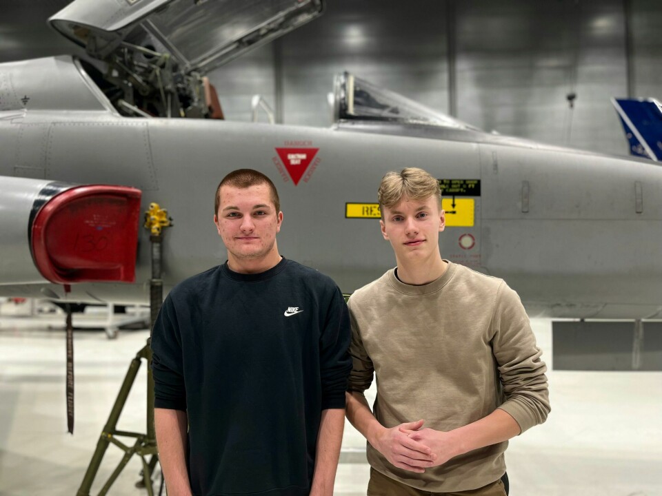 Eik Vold og Mikael Dalsbø går i andre klasse på Sola videregående skole, avdeling flyfag, og skal være med å rehabilitere sideroret på jagerflyet Spitfire. Restaurering Spitfire-jagerfly, Sola vgs