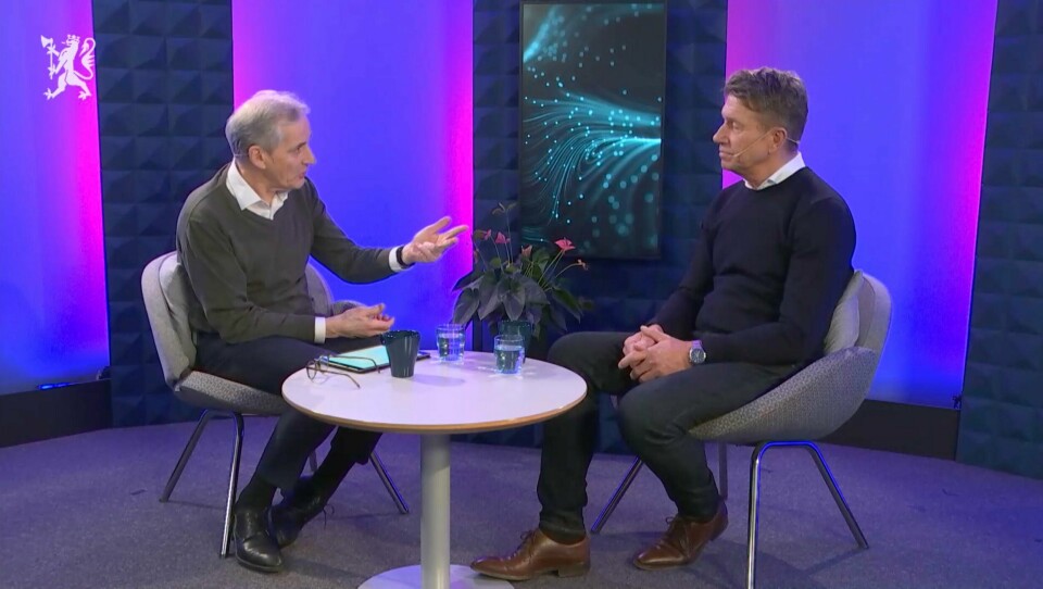 Statsminister Jonas Gahr Støre inntok en programlederrolle og stilte, litt fleipete, olje- og energiminister Terje Aasland til veggs da han leste opp spørsmål fra folket om temaet strøm. Statsminister Jonas Gahr Støre inntok en programlederrolle og stilte, litt fleipete, olje- og energiminister Terje Aasland til veggs da han leste opp spørsmål fra folket om temaet strøm. Foto: Regjeringen / NTB