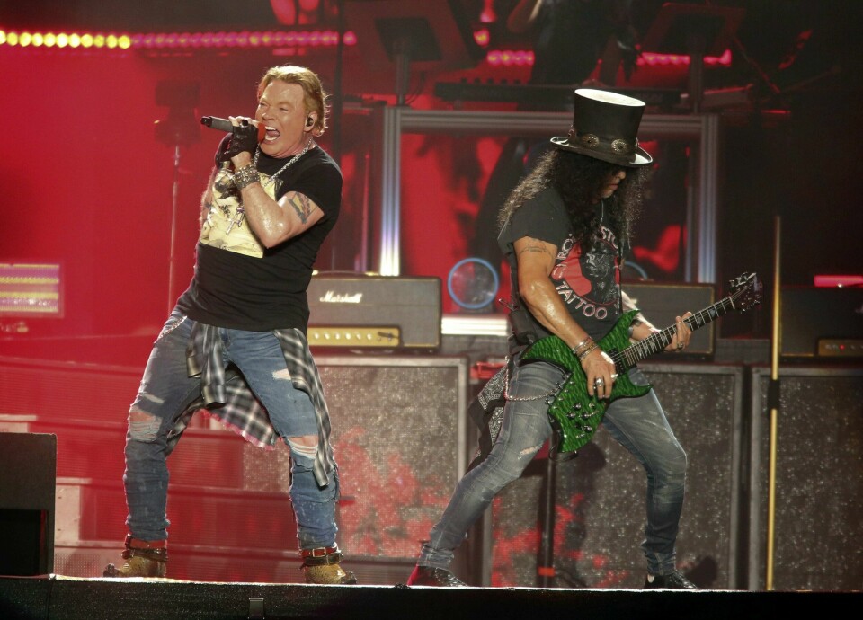 Guns N' Roses blir toppnavn på sommerens Tons of Rock-festival i Oslo. Her Axl Rose (til venstre) og Slash fra en konsert i Austin, Texas i 2019. 21. juni står de på Ekebergsletta i Oslo. FILE - In this Oct. 4, 2019 file photo, Guns N' Roses' Axl Rose, left, and Slash perform on the first weekend of the Austin City Limits Music Festival at Zilker Park in Austin, Texas. Guns N Roses, Maroon 5, DJ Khaled and DaBaby will perform at the second annual Bud Light Super Bowl Music Fest, to take place Jan. 30 through Feb. 1 at AmericanAirlines Arena in Miami. (Photo by Jack Plunkett/Invision/AP, File)