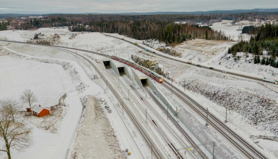Bane Nor opplyser at det tas sikte på åpning av Follobanen 5. mars. Evalueringen av Follobanen skal utarbeides av PwC. På bildet er inngangene til Blixtunnelen og Roåstunnelen fra Ski i retning Oslo S. Foto: Stian Lysberg Solum / NTB
