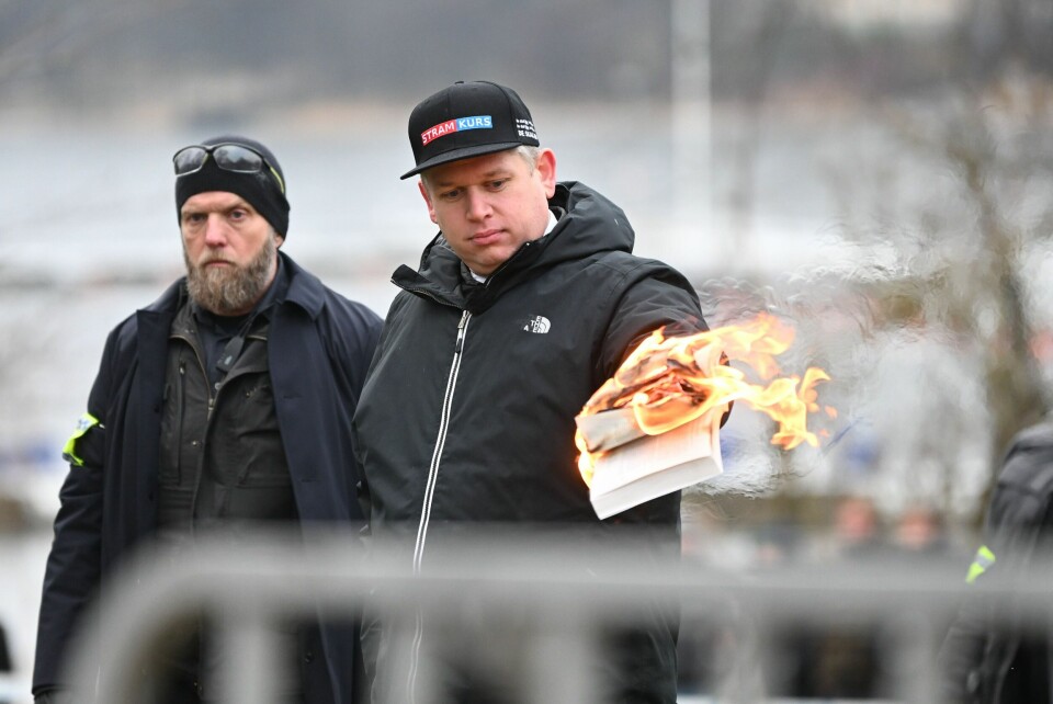 Rasmus Paludan brenner et eksemplar av den muslimske hellige boken, Koranen, mens han holder en offentlig demonstrasjon i nærheten av den tyrkiske ambassaden i Stockholm den 21. januar i år. Rasmus Paludan brenner et eksemplar av den muslimske hellige boken, Koranen, mens han holder en offentlig demonstrasjon i nærheten av den tyrkiske ambassaden i Stockholm den 21. januar i år.