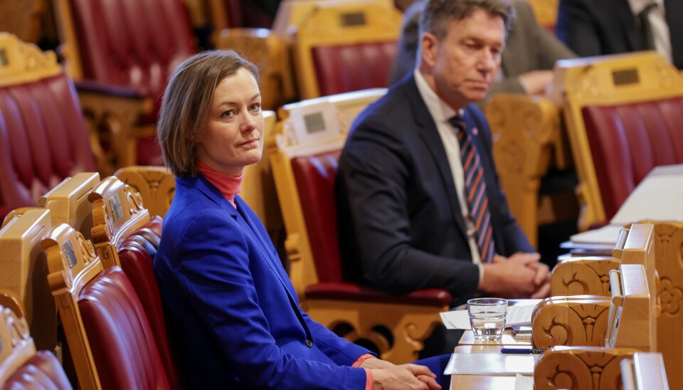 Kultur- og likestillingsminister Anette Trettebergstuen og olje- og energiminister Terje Aasland under den muntlige spørretimen på Stortinget. Kultur- og likestillingsminister Anette Trettebergstuen lovar eit hurtigspor for å gi idretten betre verktøy til å fange opp trenarar som gjer overgrep mot barn. Foto: Hanna Johre / NTB / NPK